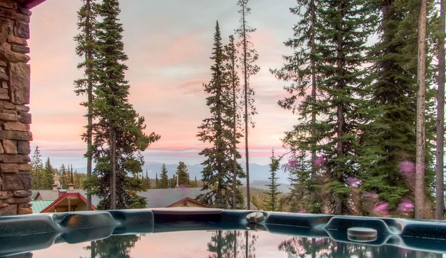 High-end ski-in/ski-out home with private hot tub, sauna, & room for everyone