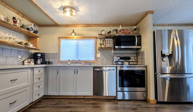 Hillcrest Hideaway: Spacious Mountain View Oasis