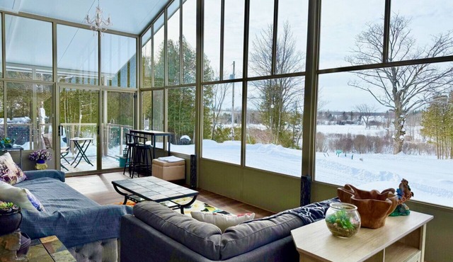Hillside Haven Retreat: Sunroom & Pond Escape