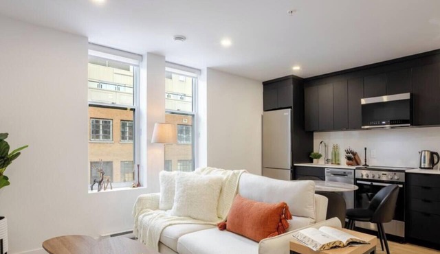 Historic Hideaway – Bright Apartment in Old Montreal