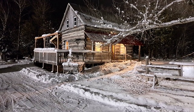 Historical Square Timber Home right at the heart of Snow Country
