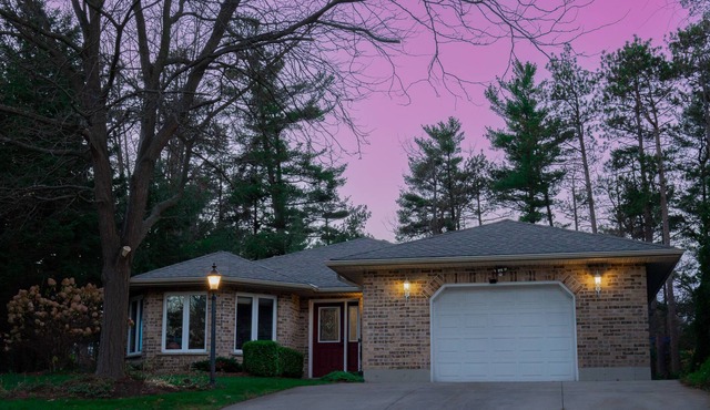Hot Tub/Pool Table/Air Hockey/Theatre Room In Grand Bend Beach Town