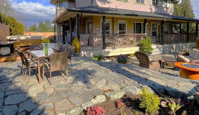 Hot Tub, Spacious 5 bedroom home, Fire Pit, office space