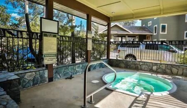 Hotel-Style Studio Suite / Hot Tub / Sauna / BBQ