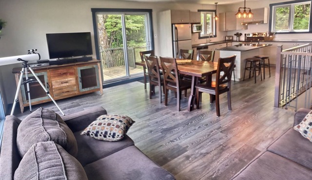 House directly on Lake Sept-Îles, 40 minutes from Quebec City