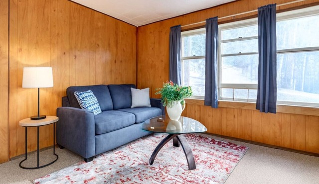 Huckleberry Lodge Mountain Getaway Near Banff!