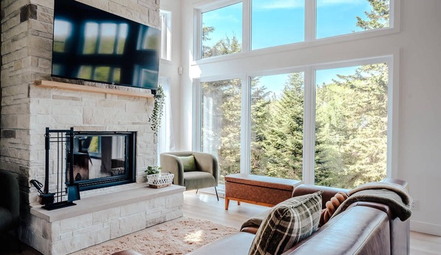 Huge Waterfront Modern Cottage on the Rouge River