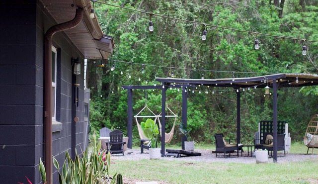 Huge Yard, BBQ, Fire-Pit, Devils Den & Rainbow Springs, Sleeps 5, Near HITS
