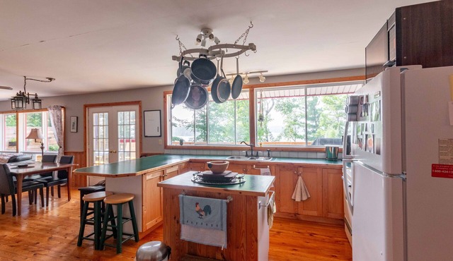 Idyllic island cottage on pristine Paugh Lake