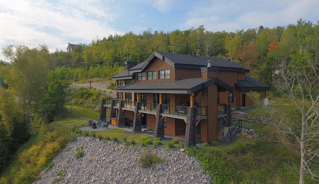 Ilaali: Lodge-Style Chic Decor And Panoramic Views Of The St-Lawrence River