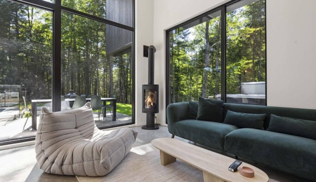 In the middle of the Eastern Townships. At the really top of a small mountain with no neighbors. 10 minutes from Magog and Orford. 20 mins from Bromont and Owl's Head. 5 minutes from Eastman village.