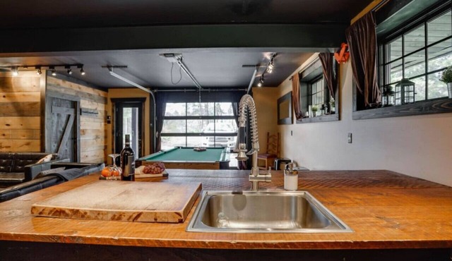 Industrial Loft 1 | Hot Tub | Pool Table | Lake
