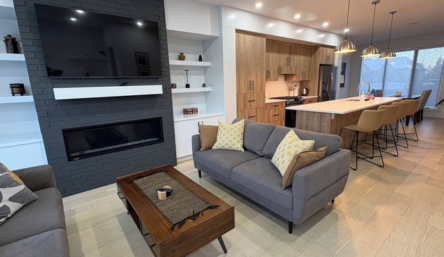 Innercity Luxury 3BR House with AC/garage near Stampede/Saddledome/BMO/MNP
