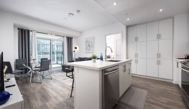 Innisfil Paradise with a Private BBQ and Balcony