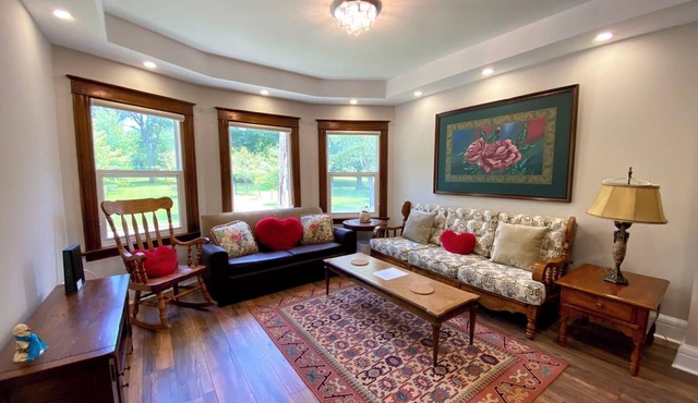 Juju’s house - Modern Vintage Rental unit at downtown Thorold