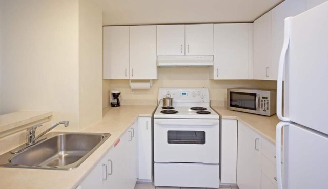 Just Minutes to Old Port! 4 Classy Units, Shopping & Dining, Full Kitchens