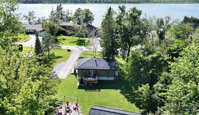 Kawartha Cottage | Canal Lake | Fire Pit + A/C