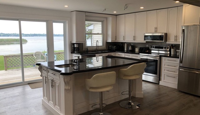 Kawartha Lake, Sturgeon Lakefront Cottage Sleeps 8+