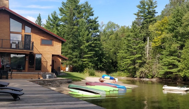 Kawartha Lakes Waterfront Cottage - Sleeps 16