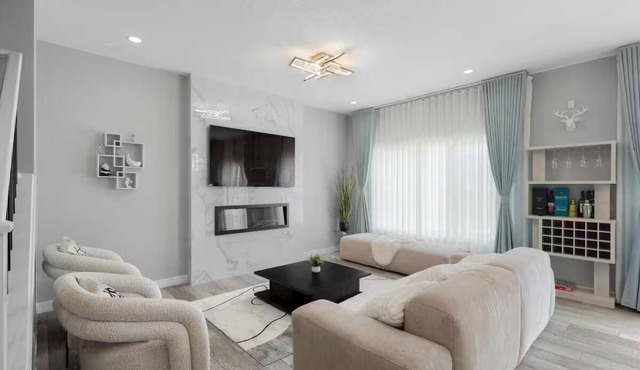 Kay Homes | Lakeview Haven – Walk to Park, 4 Mins to Restaurants, Shops & Cinema