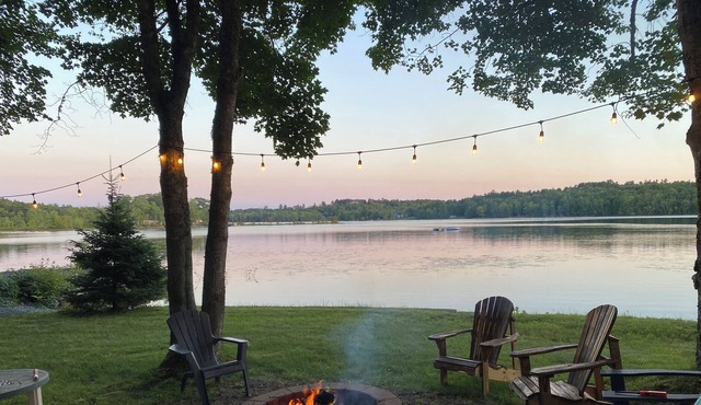 Keddy Cove Retreat - 3 Bedroom Lakefront Cottage with incredible views!