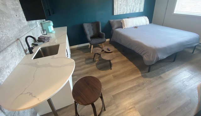 King Exec Urban Lofts Suite Modern and Trendy!