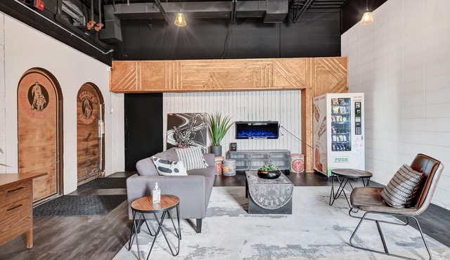 King Exec Urban Lofts Suite Modern and Trendy!