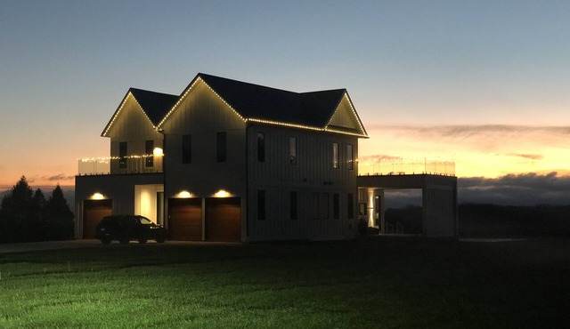 King Vista luxurious country estate with pool and hot tub