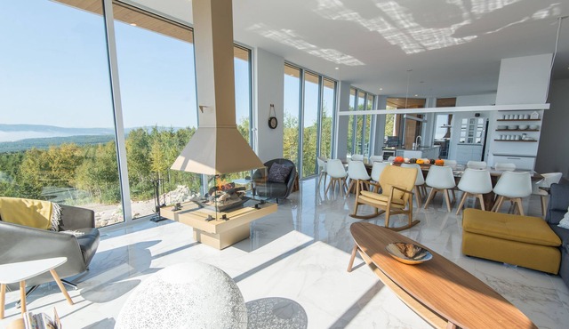 La Perséide with viewpoint overlooking the river and mountains
