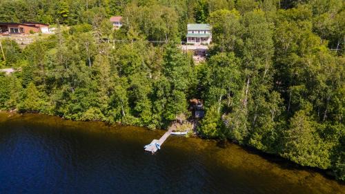 Lake and Pool Table - Au Pied du Lac