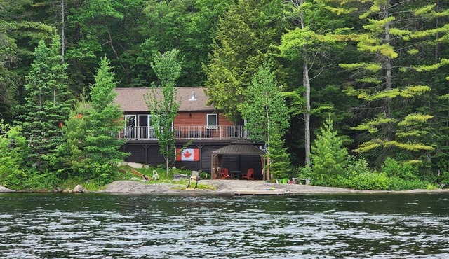 Lake front cottage with amazing privacy and 25 min from Haliburton town.