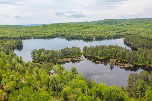 Lake front in the woods Newly furnished