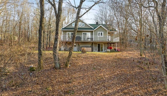 Lake House in Lac-Aux-Sables, access to lake, 4 seasons jacuzzi