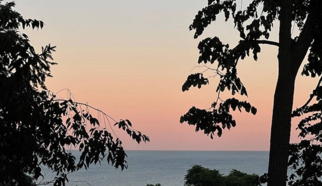 Lake side, beach access, 50s Inspired cottage in Port Stanley, ON!