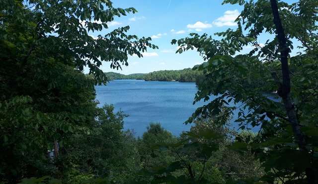 Lake view Cottage. Private location only a few steps to water access