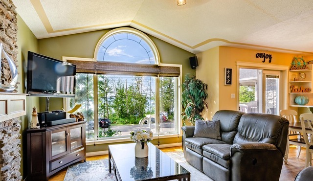 Lakefront Luxury & Stunning Sunsets! (May 15 -Jun 18 & Sept) SPRING SALE ON NOW)