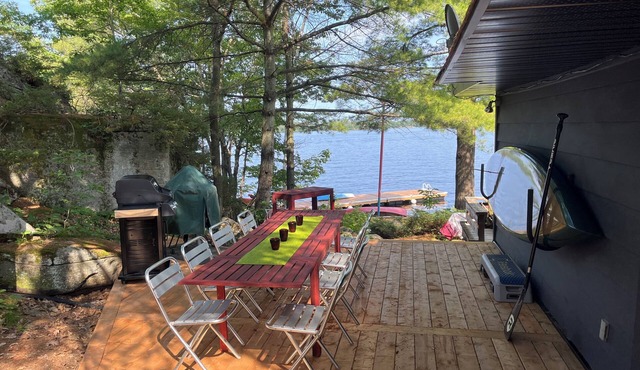 LAKEFRONT 3BDR CABIN - PRIVATE DOCKS & DECKS - MUSKOKA 30 MIN TO PORT CARLING