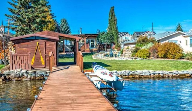 LAKEFRONT CABIN WITH COVERED DECK, HOT TUB & MORE