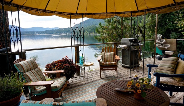 Lakefront Cedar Cottage on Christina Lake, BC