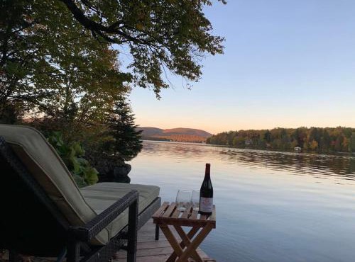 Lakefront Chalet Hot Tub & Fire Pit Sleeps 6