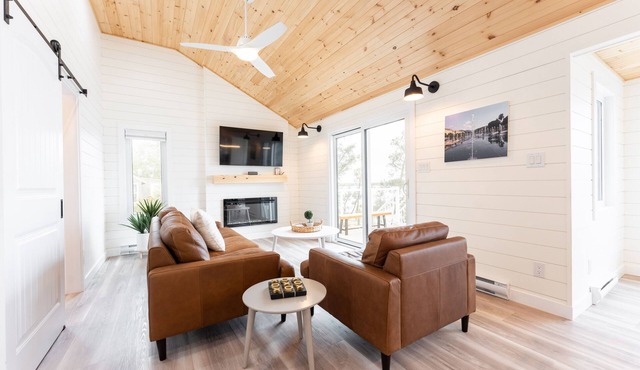 LAKEFRONT COTTAGE WITH GREAT VIEWS, FULL KITCHEN, & STARLINK Wi-Fi