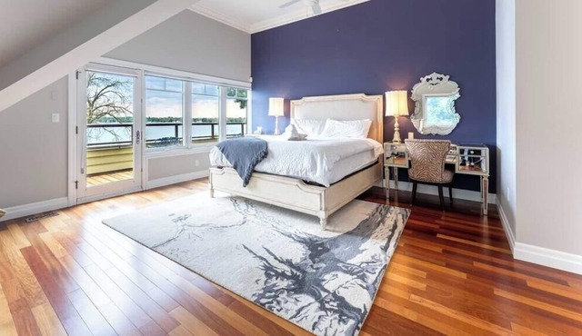 Lakefront Family Villa, Billiards, Chef’s Kitchen and Pet-friendly