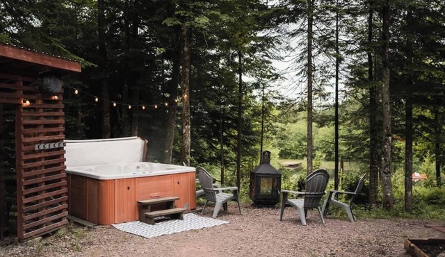 Lakefront Hot Tub & Fireplace, BBQ, Sleeps 8