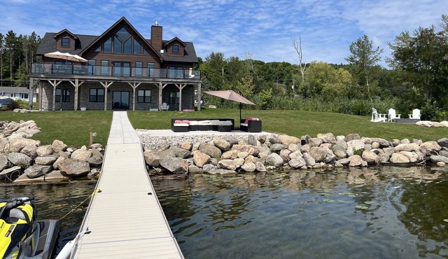 Lakefront log cabin on Georgian Bay