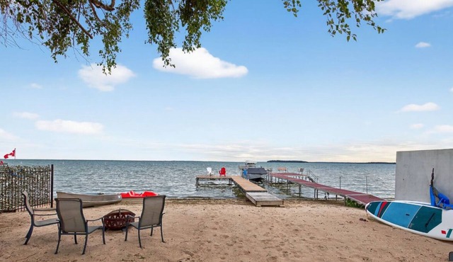 Lakefront Sandy and Private Beach Paradise, Minutes to Friday Harbour