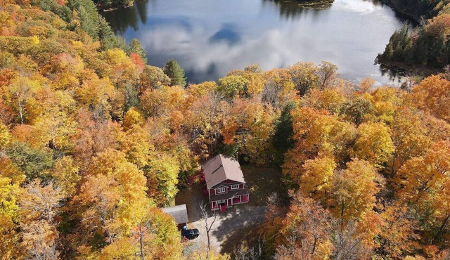 Lakefront Villa 5 minutes from Mont Cascades Ski Resort and Waterpark