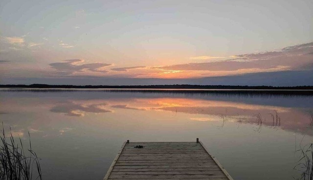Lakeside Cottage Bliss: Nature at Your Door!