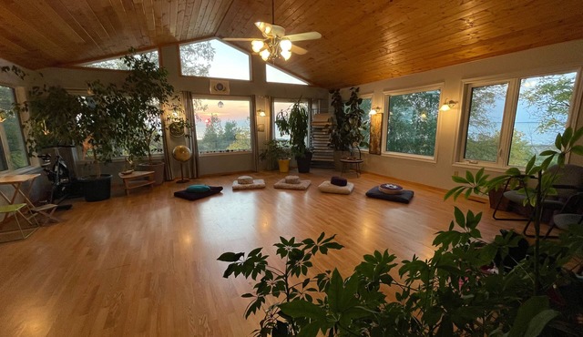 Lakeside Retreat w/panoramic lake views, summer swim spa & Yoga/Art studio