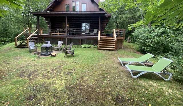Lakeside wood log cabin hideaway