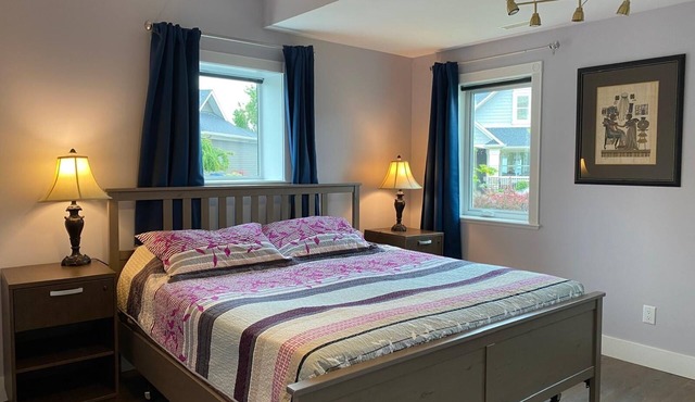 Lakeview 2-bedroom private suite with AC, WiFi in wonderful Kelowna